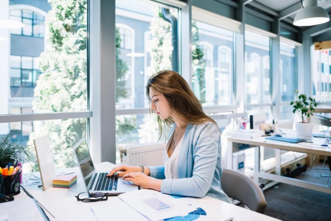 Studierende beim Online-Lernen mit modernen digitalen Werkzeugen